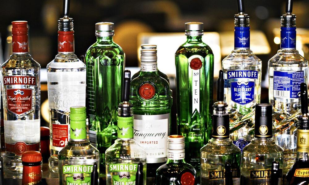 Flasker med ulike sorter vodka og gin. Foto.