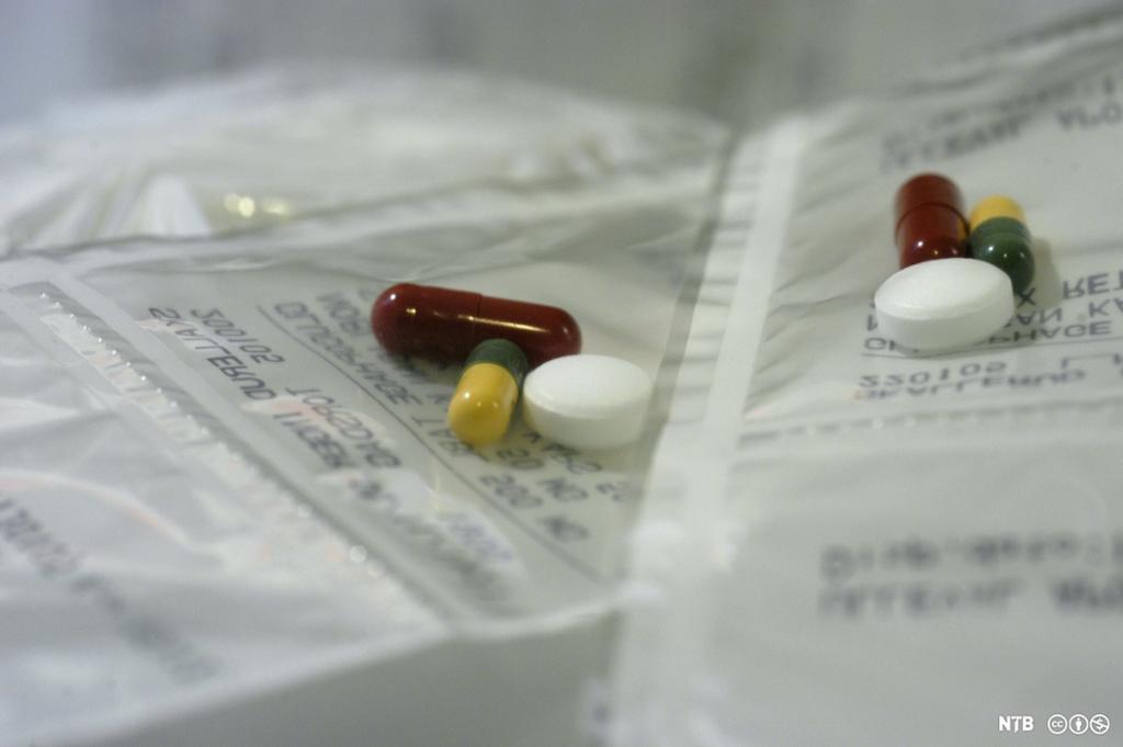 Nærbilde av doseringsposer med en tablett og to kapsler. Foto. 