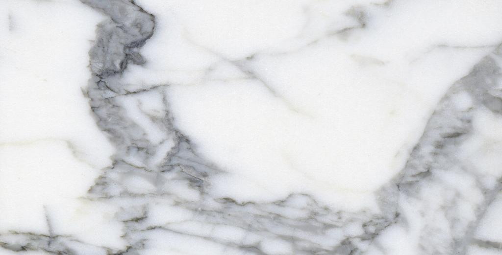 Overflate av marmor, hvit stein med mørkt mønster. Foto.