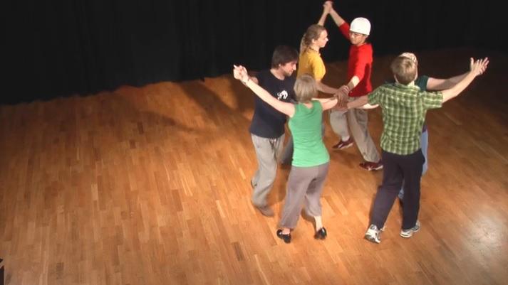 Seks personer danser seksmannsril. Foto.