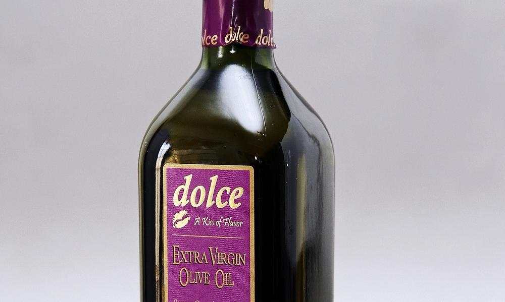 En flaske med extra virgin-olivenolje. Foto.