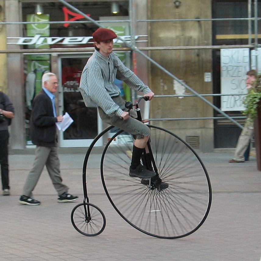 Mann sykler på veltepetter. Foto.