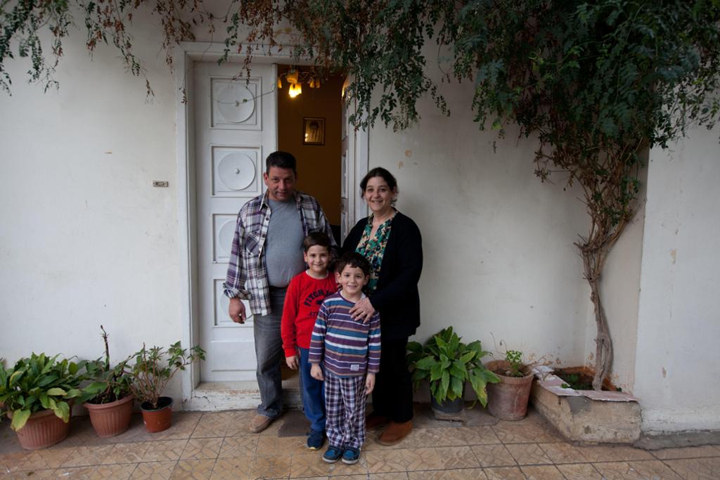 Familien Abouakar uten for sitt hjem i Beirut, Libanon. Foto.
