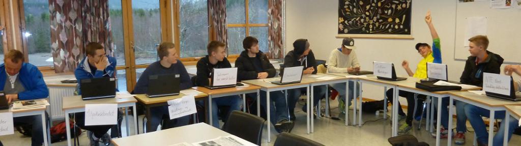 Elevgruppe i rollespill med debatt. Foto.