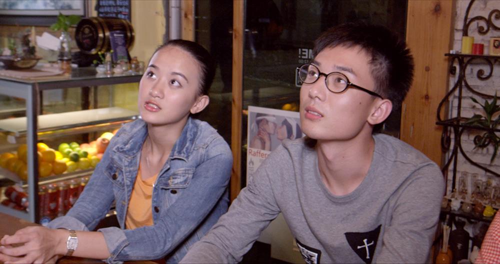To unge kinesere på kafé. Foto.