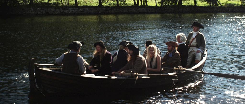 Anne og Alet ros ned Nidelva på vei til retterstedet. Foto.