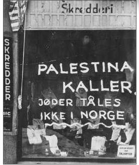 Jødehets malt på butikken til en jødisk skredder i Oslo i 1942. "Teksten er Palestina kaller. Jøder tåles ikke i Norge". Foto.