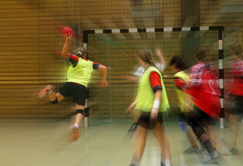 Håndballspiller i angrep. Foto.