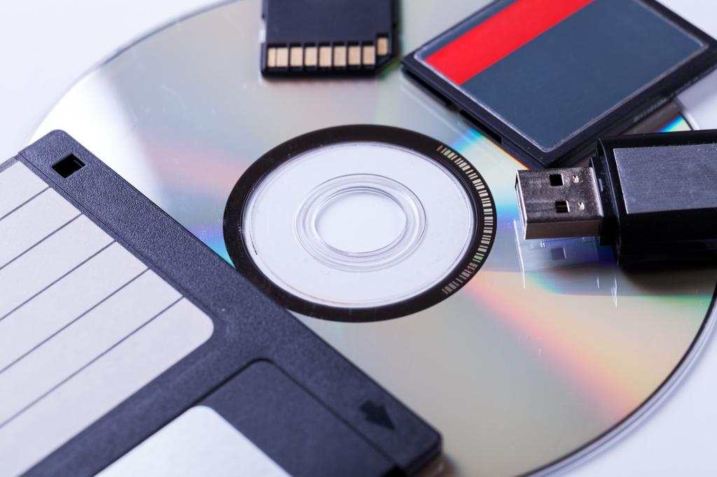 Diskett, CD, minnepinne og minnekort. Foto.