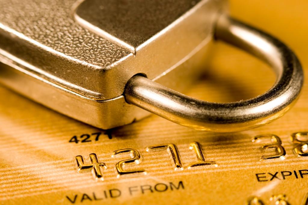 Kredittkort og lås, sikkerheit ved kjøp. Foto.