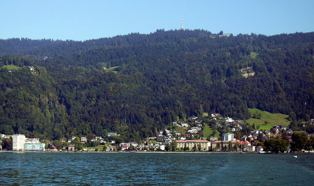 Pfänder-fjellet med kringkastingstårn, sett fra byen Bregenz. Foto.