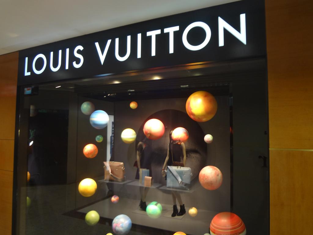 Utstillingsvindu i en Louis Vuitton-butikk der blant annet to vesker er utstilt. Foto.