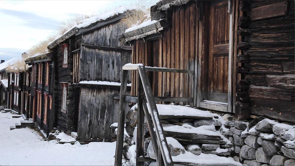 Trehus i gatemiljø. Foto.