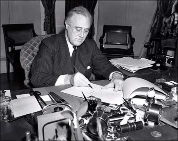 President Franklin D. Roosevel signerer lend-lease-avtalen for Storbritannia, Kina og Hellas i 1941. Foto.