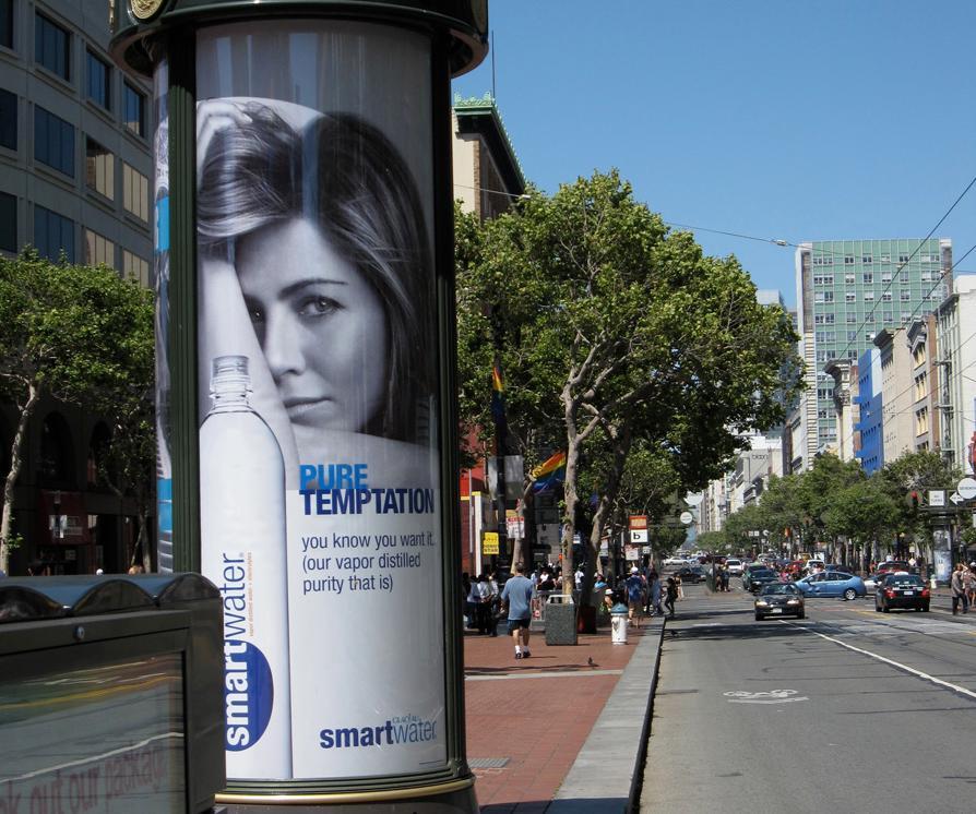 Gate i San Francisco. Reklameplakat for flaskevatnet Smart Water med bilete av Jennifer Aniston på. Foto.