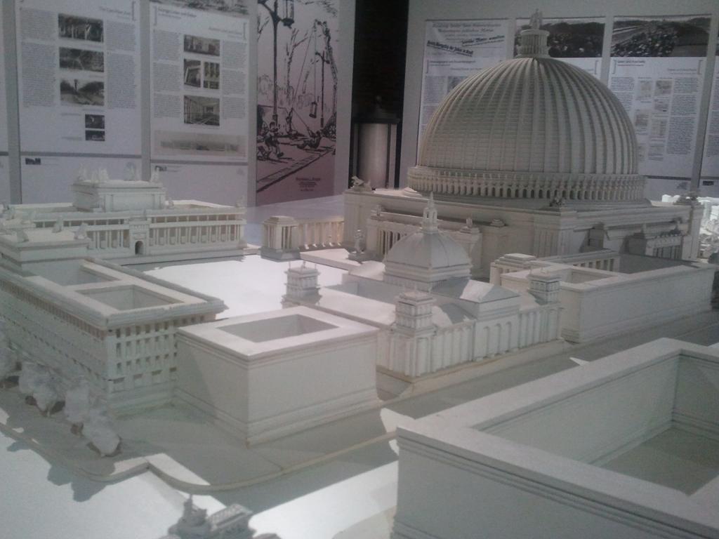 Museumsmodell som skal vise hvordan Hitler ønsket at verdenshovedstaden Germania skulle se ut.  Bygninger i modellen har store kupler og pilarer og skal likne antikkens arkitektur. Foto. 