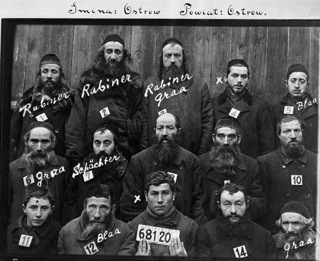 Rabbinere med nummer på brystet. Foto.