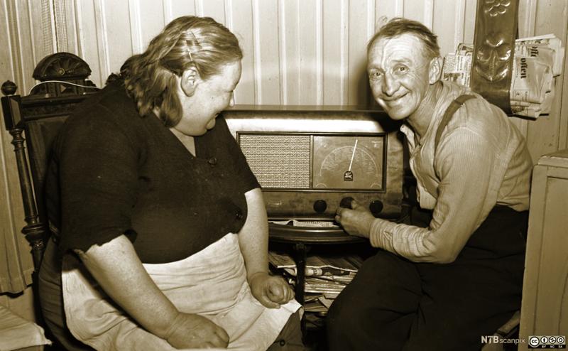 En smilende Einar Gulbrandsen (59 år) har nettopp mottatt sin radio fra NRKs Radiogavefond. Oslo 1950. Foto.