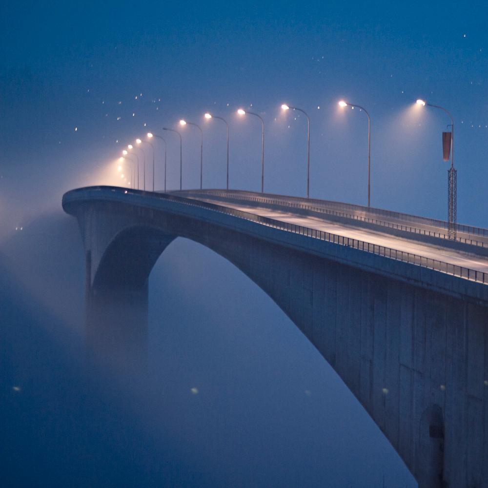 Arkitekturfotografi av en bro. Fotograf: Tom Knudsen.