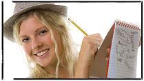 Ei ung kvinne med hatt skriv på ei notisblokk. Foto.