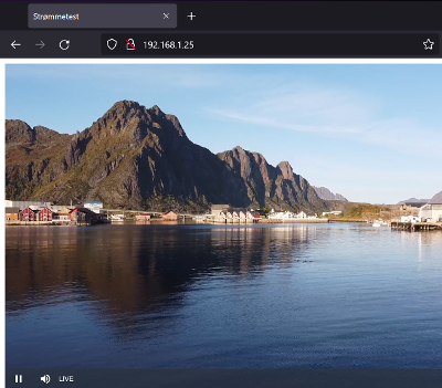 Nettleservindu, med fullskjerms avspiller som viser et landskapsbilde med fjord og høye fjell. Skjermbilde