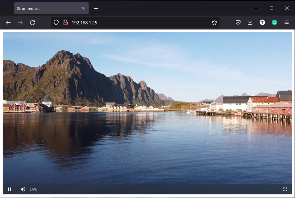 Nettleservindu med fullskjermavspiller som viser et landskapsbilde med fjord og høye fjell. Skjermbilde.