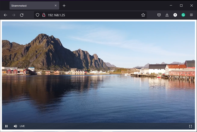 Nettleservindu, med fullskjerms avspiller som viser et landskapsbilde med fjord og høye fjell. Skjermbilde