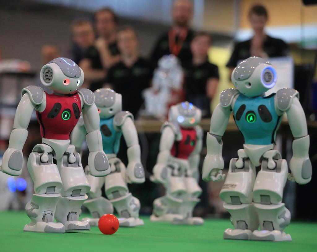 Mini-roboter stående på et bord