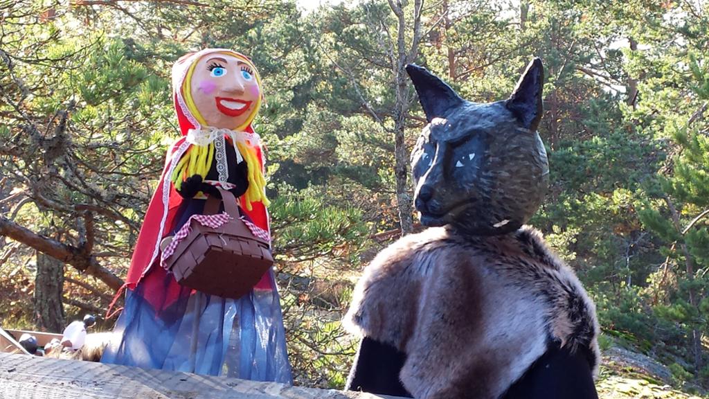 Dukketeaterscene ute i det fri. Rødhette møter ulven. Fotografi.