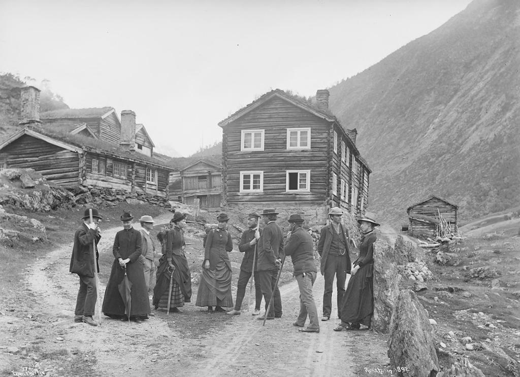 Kvinner og menn på tur i fjellheimen på 1890-tallet. Bøverdalen, Lom. Foto.
