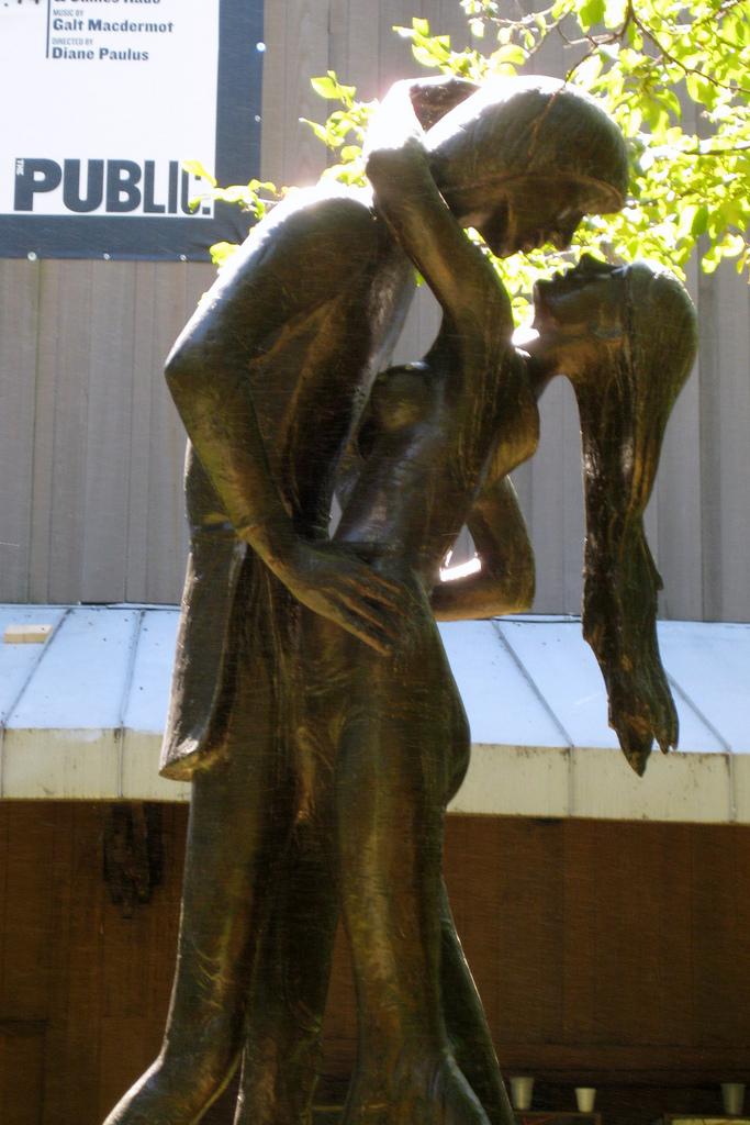 Statue of Romeo and Juliet. Photo.