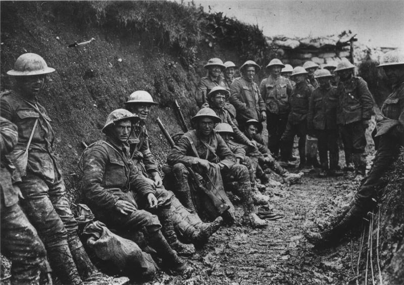 Irske soldater fra Royal Irish Rifles i en skyttergrav den første dagen i slaget ved Somme i 1916. Foto.