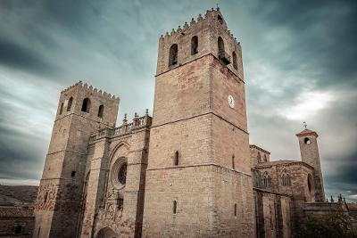 Stor borg med høye mursteinstårn i Siguenza, Spania. Foto.