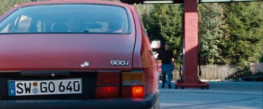 En eldre rød Saab med tysk bilskilt står utenfor en bensinstasjon. Stillbilde fra filmen "Vincent will Meer".