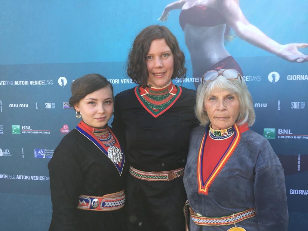 Tre kvinner i tradisjonelle samiske drakter. Foto