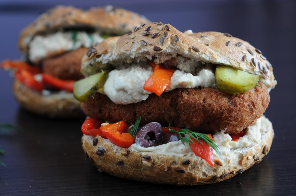 Grovt brød med salat og vegetarburger. Foto.