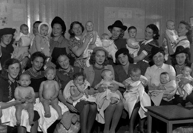 Mødre med sine barn på sanitetens spedbarnskontroll i Trondheim i 1946. Foto.