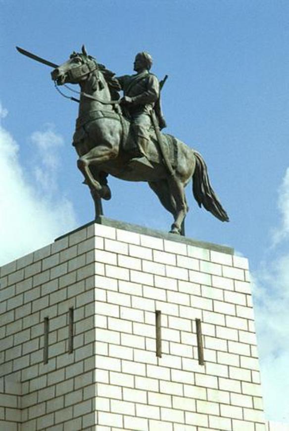 Statue av Mohammed Abdullah Hassan i Mogadishu i Somalia. Statuen viser han til hest med sverd i hånden. Statuen er i dag ødelagt.Foto.