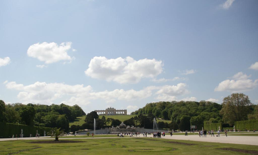 Slottsparken i Schönbrunn i Wien. Søylegangen Gloriette på en høyde i bakgrunnen. Foto.