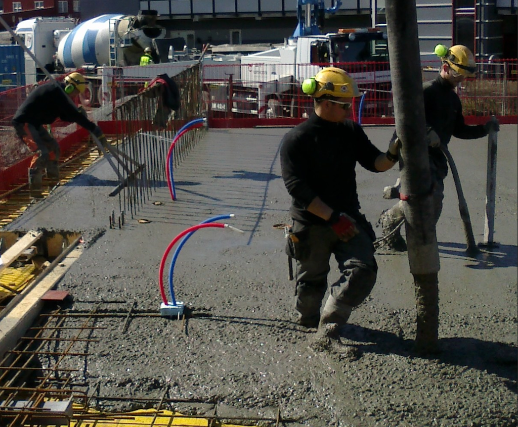 Pumping av betong på byggeplass. Foto.