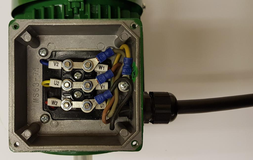 Trekanttilkobling i en koblingsboks i en asynkronmotor. Foto.