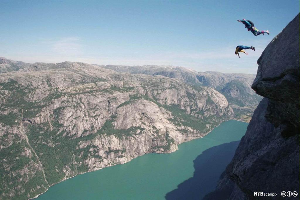 Bilde av Basehopp fra Kjerag i Lysefjorden