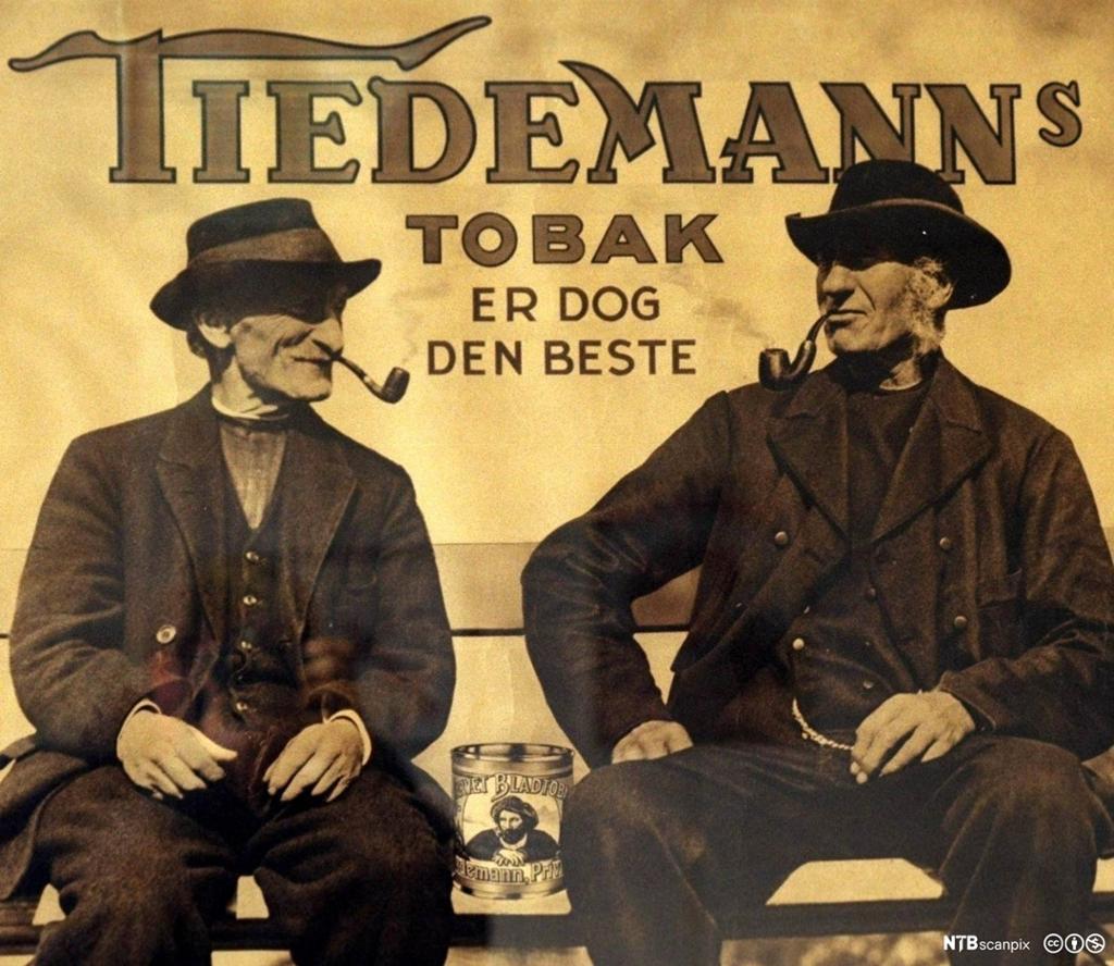 Reklame for Tidemann karvet bladtobakk fra 1920 -åra. To eldre menn med hatt og pipe. Foto.