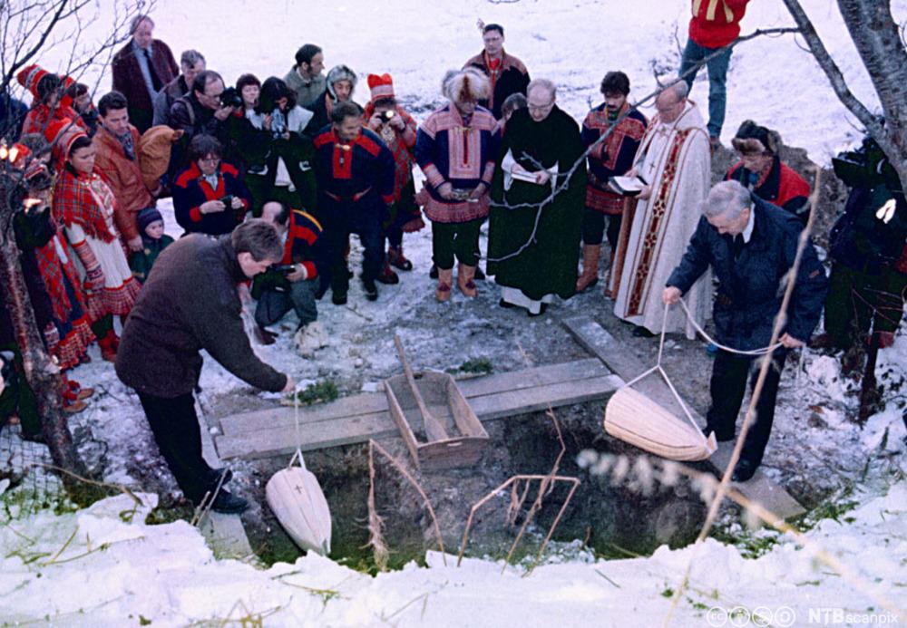 Hodeskallene til Mons Somby og Aslak Hætta blir begravet i Alta i 1997. Foto.