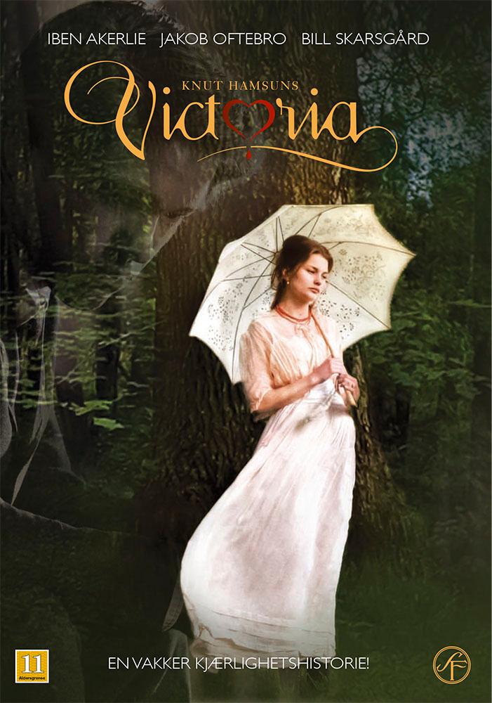 Kvinne i kvit kjole med kvit paraply. Innbrunnen tekst "Knut Hamsuns Victoria". Filmplakat. 
