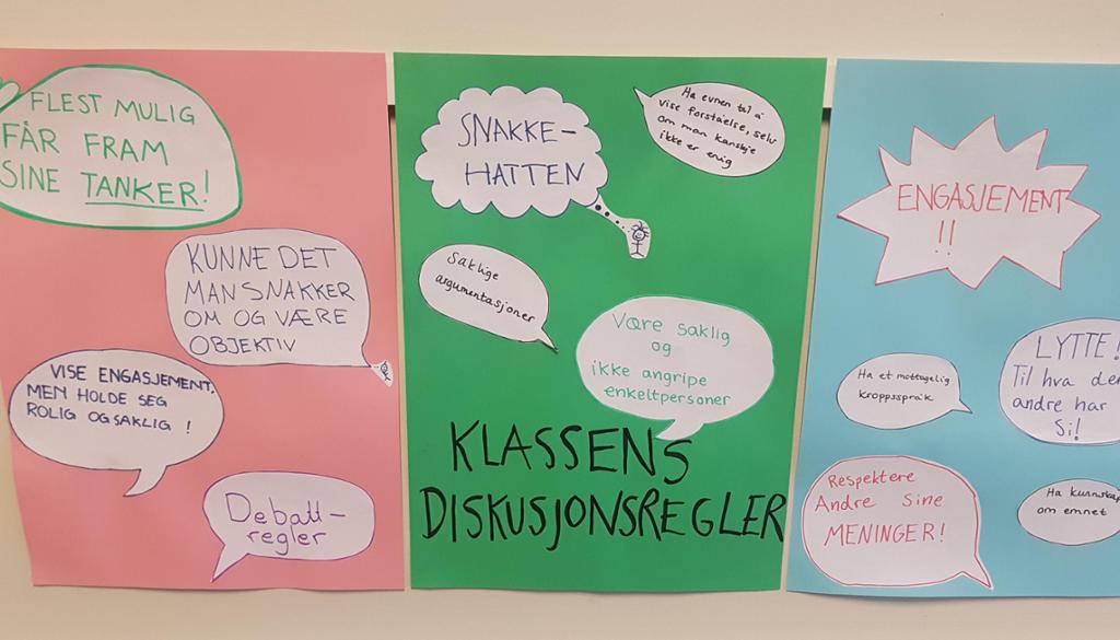 Tre plakater med snakke- og tenkebobler med diskusjonsregler. Foto.