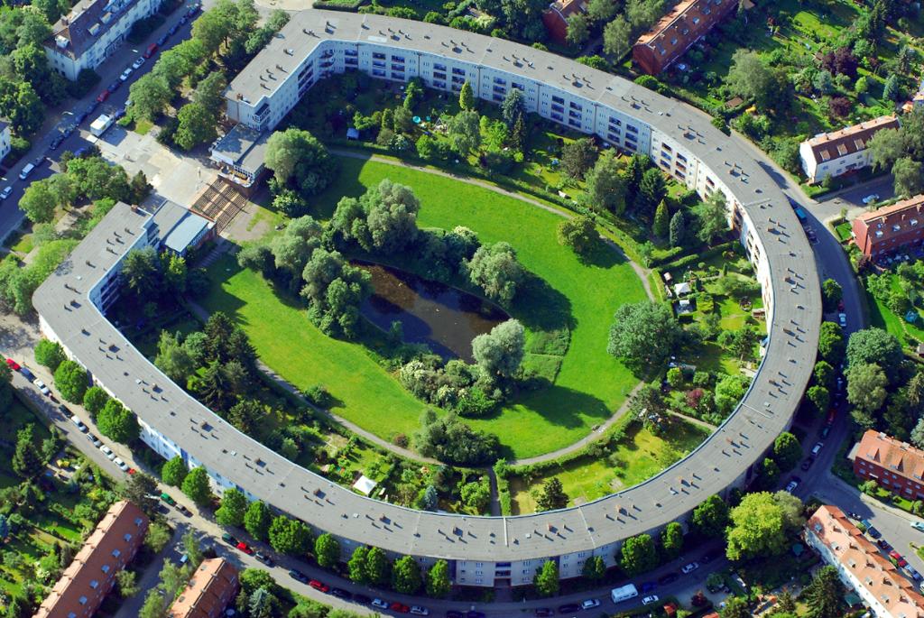 Flyfoto av modernistisk hesteskoforma boligkompleks i Berlin. Foto.