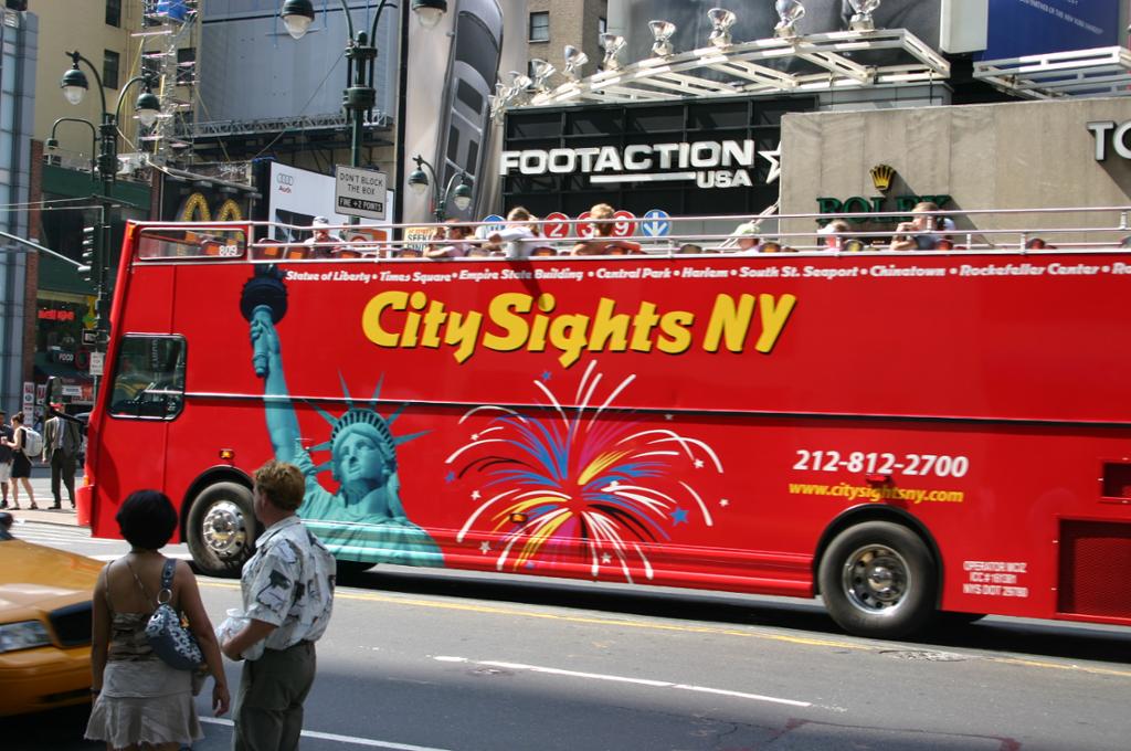 Sightseeingbuss i New York, knallraud og i to etasjar. Foto.