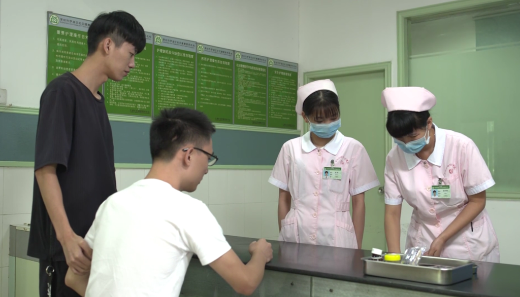 To gutter og to sykesøstre på et kinesisk sykehus. Foto.