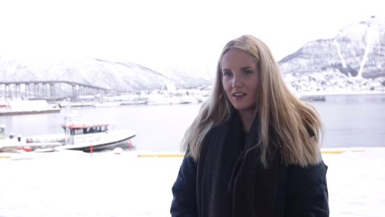 Lyshåret jente i Tromsø en vinterdag. Foto.